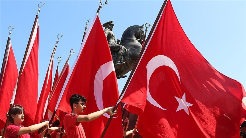 19 Mayıs Coşkusu Yarın Dorukta! Okullar Tatil Mi? İşte Merak Edilenler!