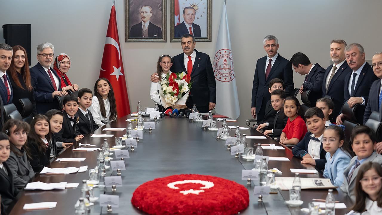 23 Nisan'da Bakanlık Koltuğuna Oturan Küçük Defne'nin Hayalleri Türkiye'yi Sarsacak!