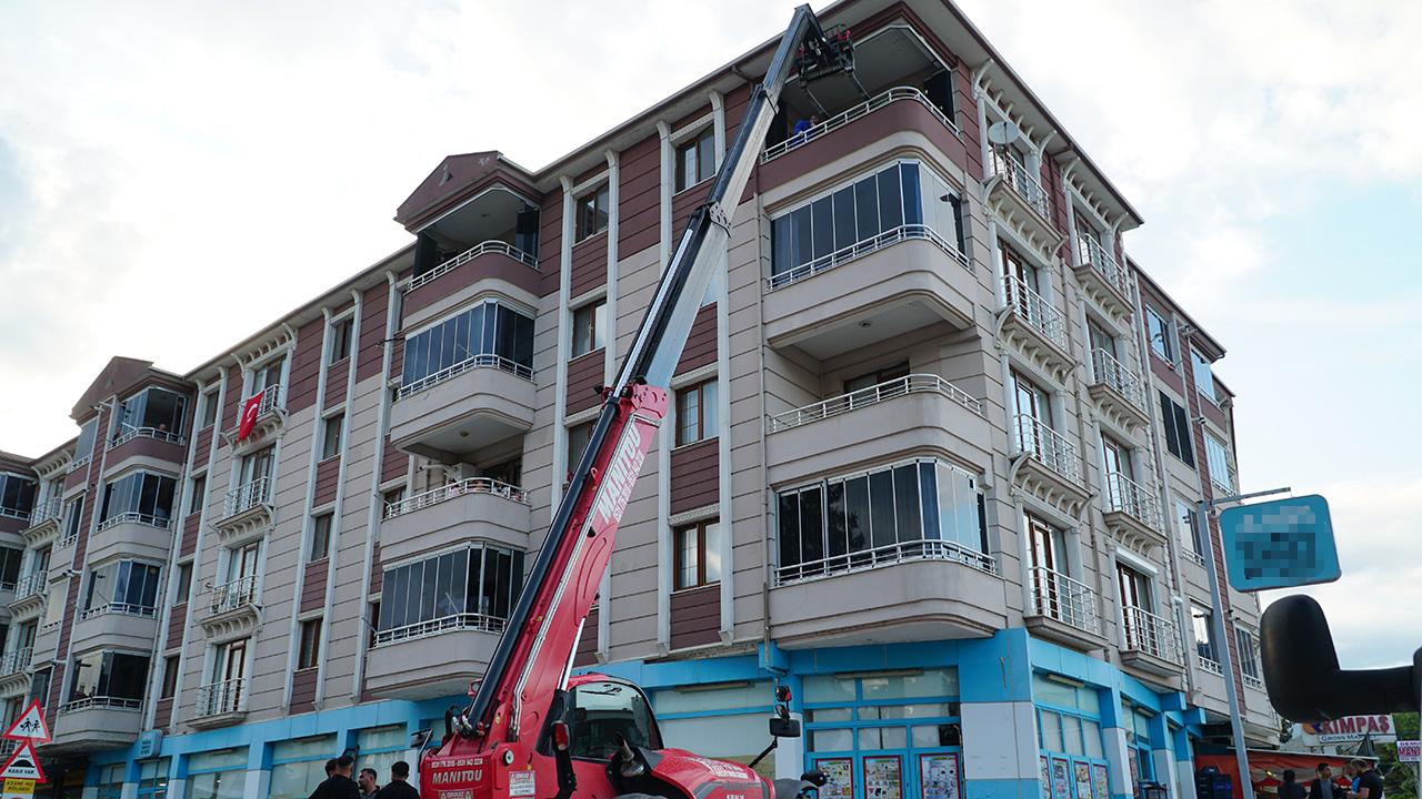 250 Kiloluk Dev Adamın Dramı: Cenazesi 4. Kattan Forkliftle İndirildi!