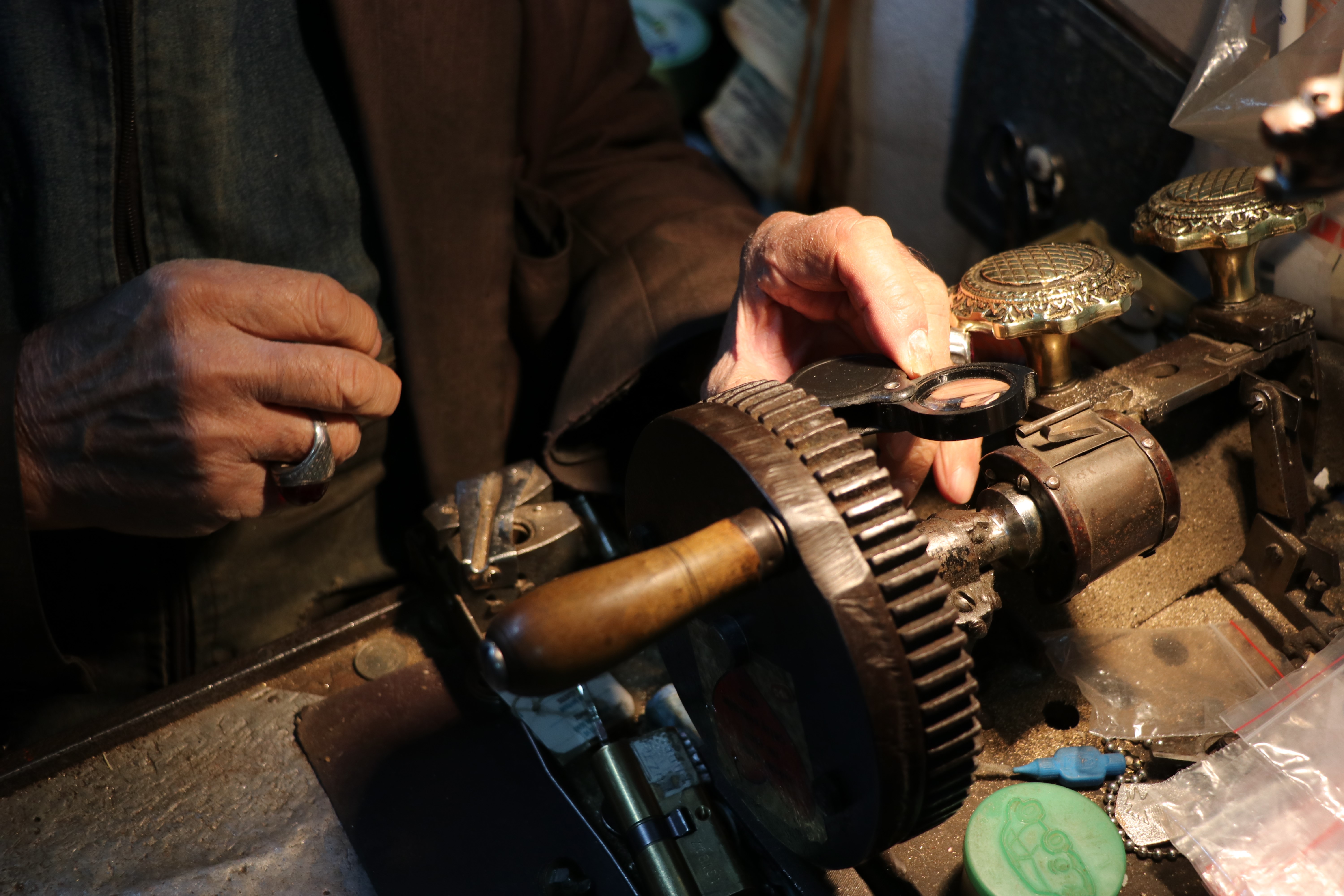 84 Yaşındaki Anahtar Üstadı Teknolojiye Meydan Okuyor! Kendi Makinesiyle Efsane Yazıyor!