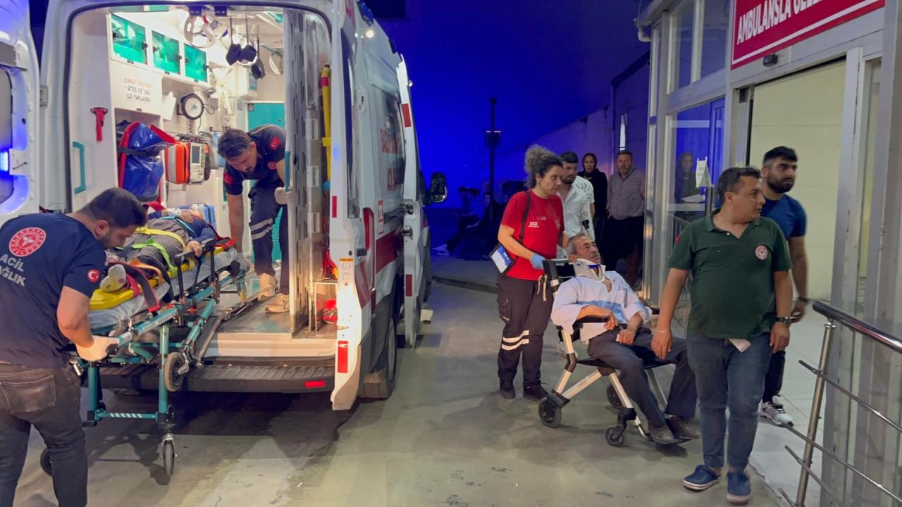 Adana'da Feci Kaza! Traktör ve Otomobil Çarpıştı: 4 Yaralı!