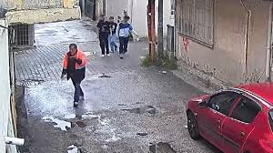 Adana'da Şok Eden Görüntüler! 52 Yaşındaki Adam Çocukların Saldırısına Uğradı!