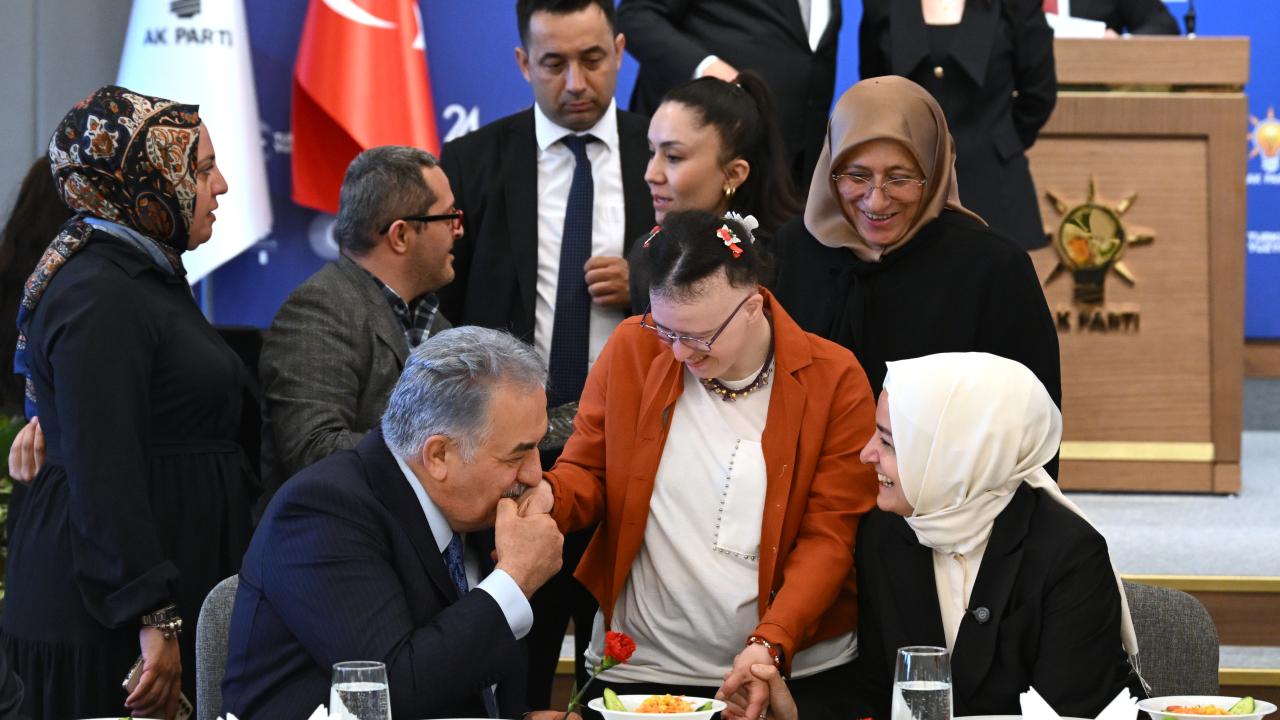 AK Parti'den Duygulandıran Program: Engelleri Aşan Annelerin Yüreklerine Dokunuldu!