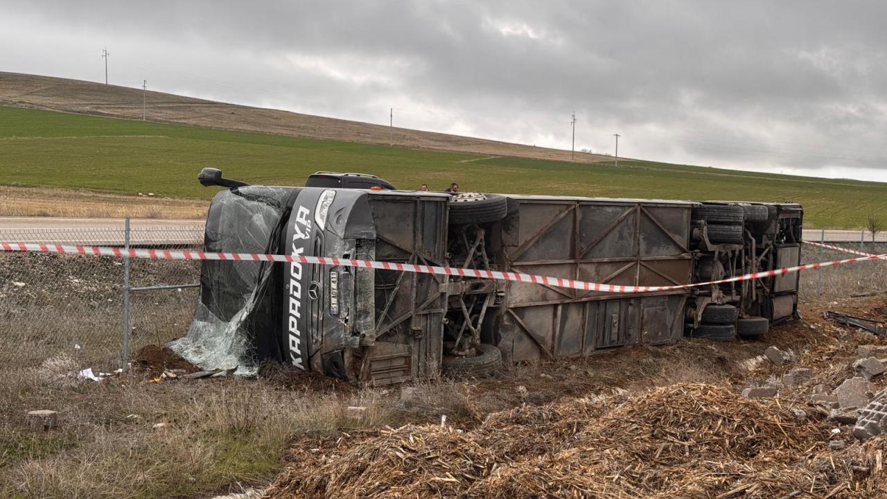 Aksaray'da Kan Donduran Kaza! Tur Otobüsü Şarampole Yuvarlandı: Yaralılar Var
