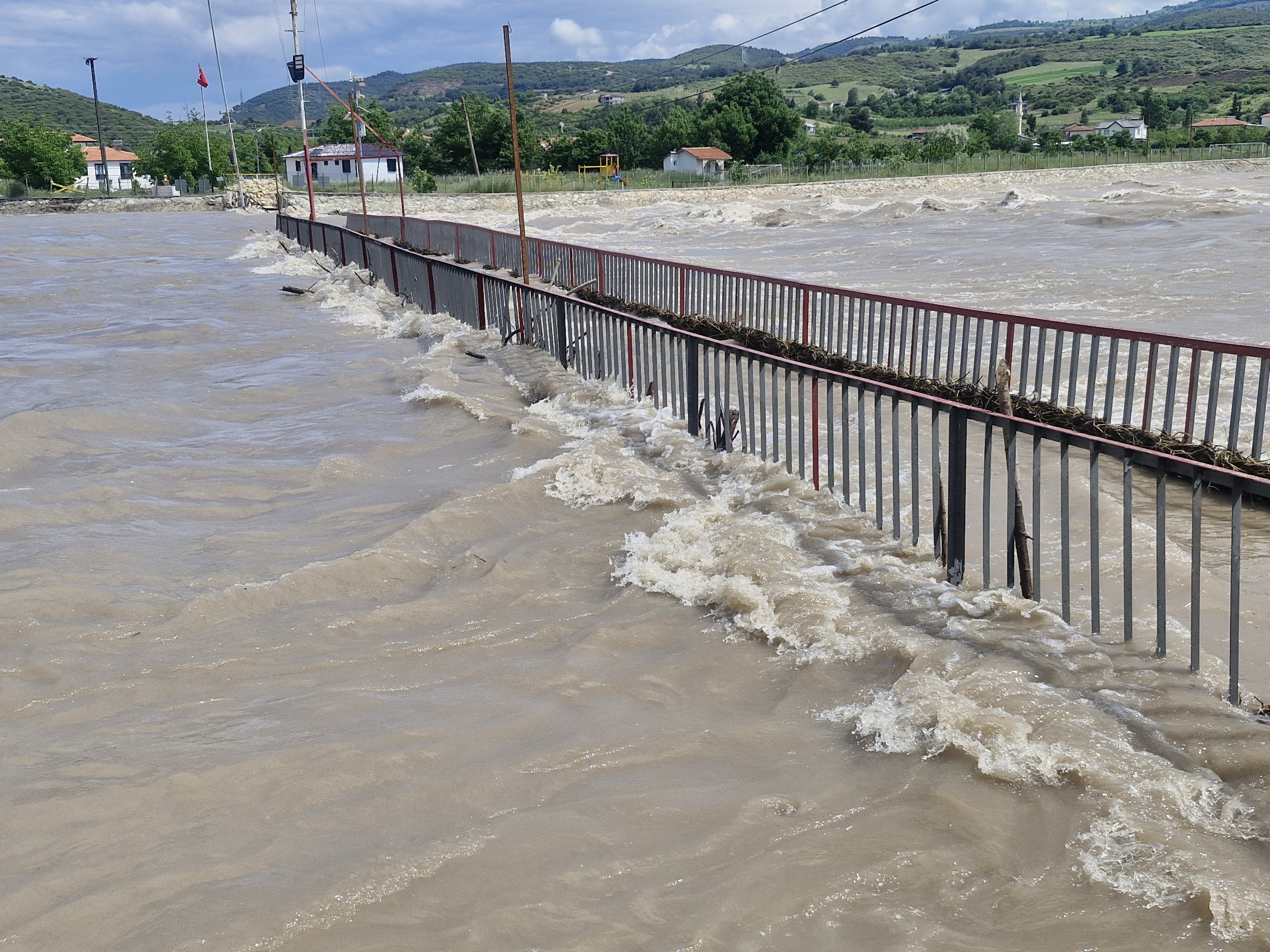 Almus Barajı Alarm Veriyor! Tokat'ta Tehlike Çanları Çalıyor: Mahalleler Boşaltılıyor!