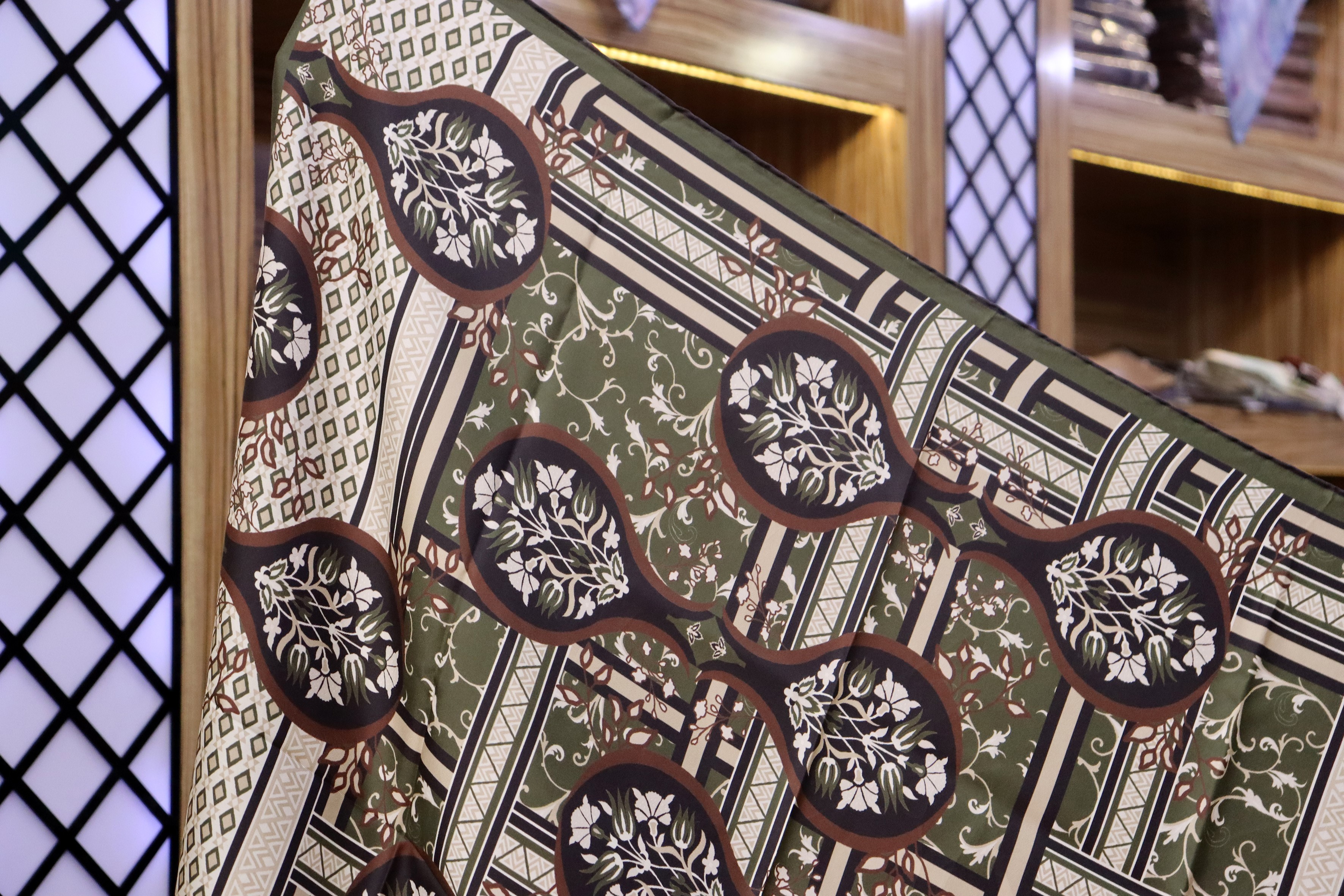 Anadolu'nun Sırları Eşarplarda Can Buldu! Bu Motifler Sadece Desen Değil, Birer Destan!