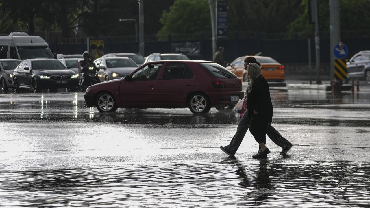 Ankara Alarmda! Kuvvetli Yağış ve Kar Uyarısı: Şemsiyelerinizi Hazırlayın, Yükseklerde Kar Sürprizi!