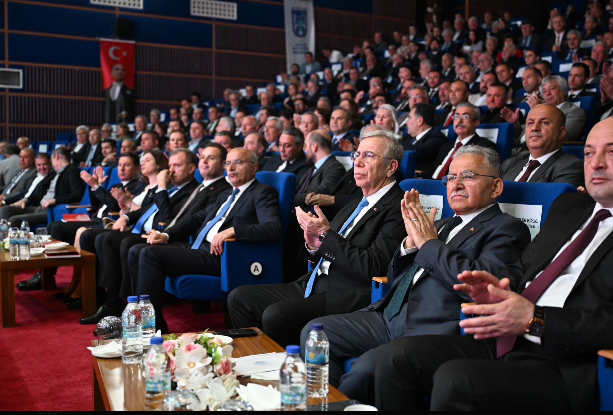 Ankara'nın Gururu! Mansur Yavaş Güven Tazeledi: Tarihi Kentler Birliği'nde Yeniden Başkan!