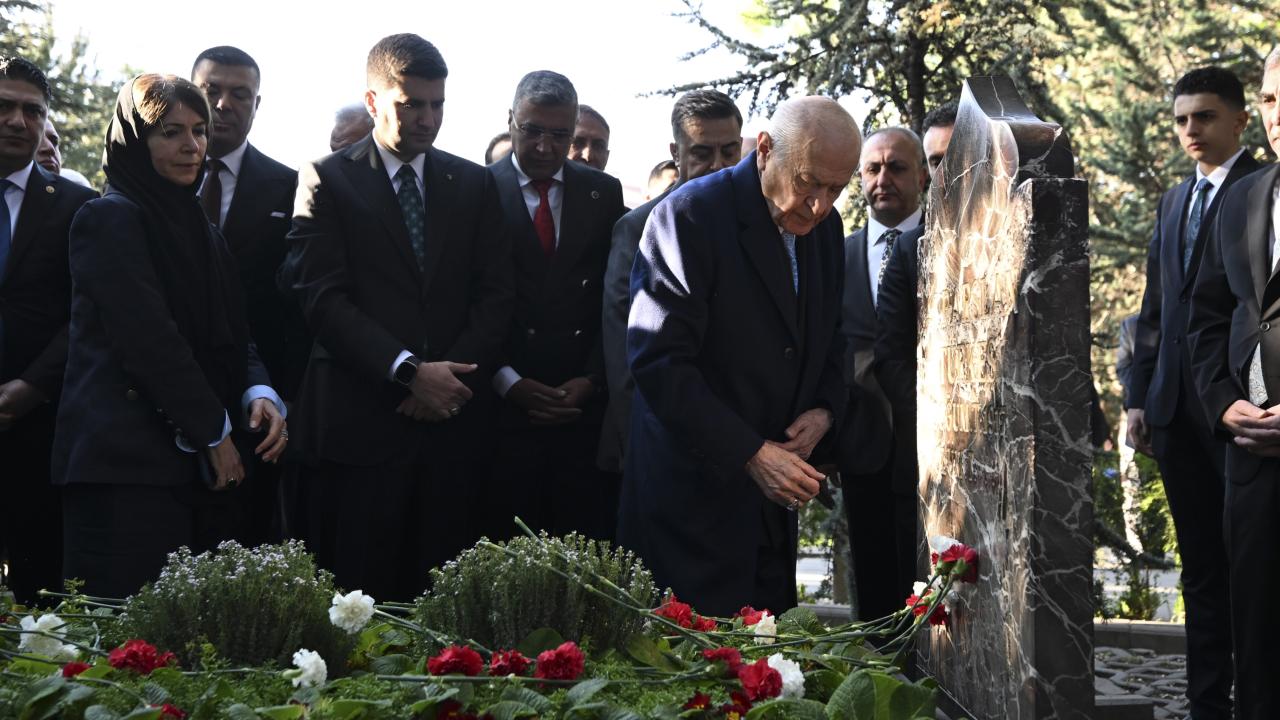 Bahçeli'den Anlamlı Bayram Ziyareti: Türkeş'in Kabrinde Dualar Edildi!