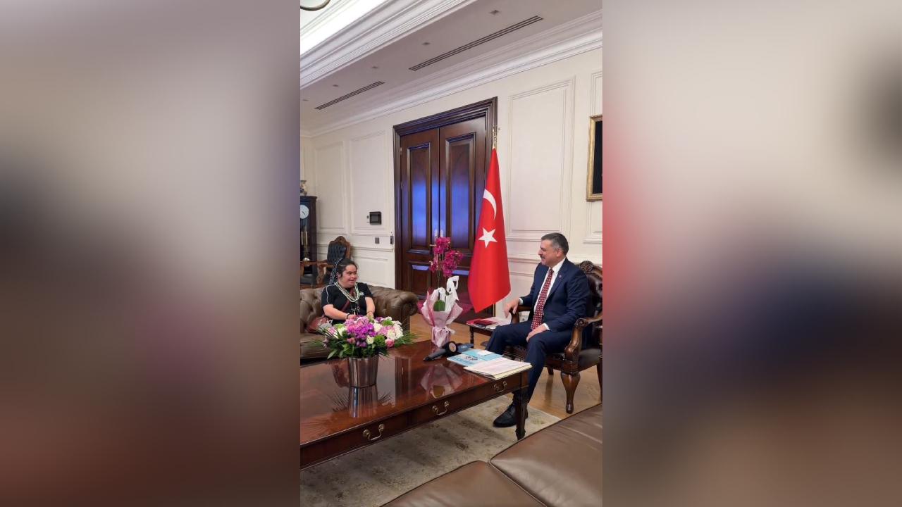 Bakan Çiftçi'den Duygulandıran Hareket! Down Sendromlu Kısmet'i Unutmadı, Makamında Ağırladı!