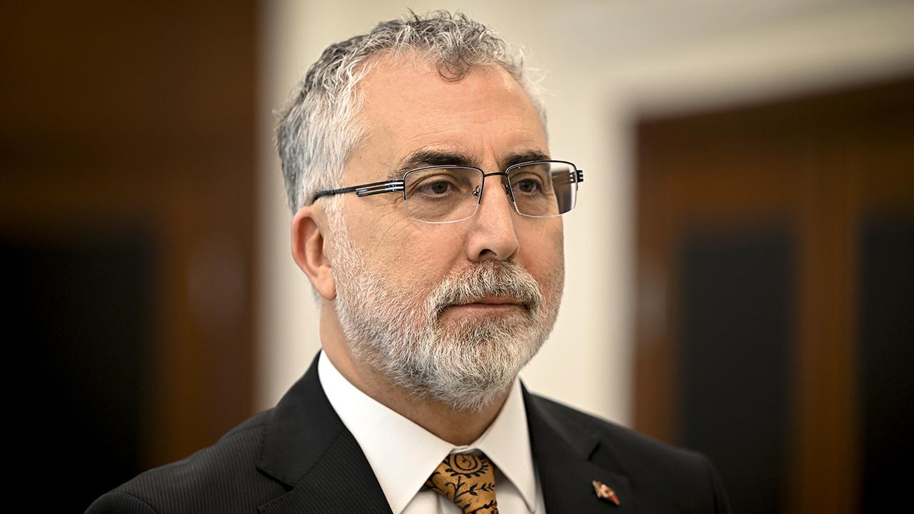 Bakan Işıkhan'dan Müjde: İstihdamda Rekor Artış Yakın! Türkiye'nin Ekonomisi Uçuşa Geçiyor!