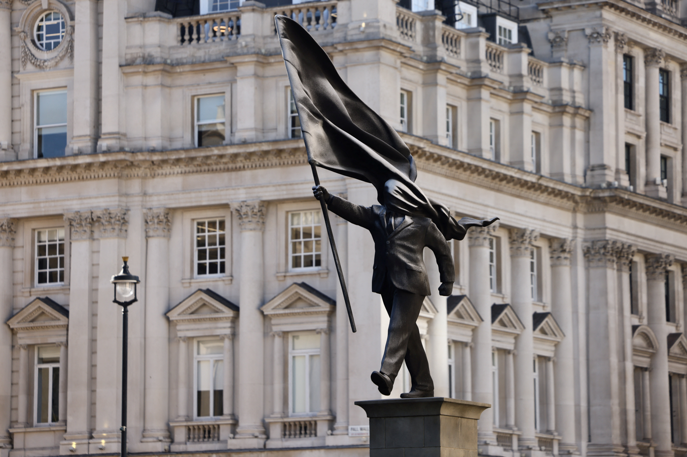 Banksy Yine Yaptı Yapacağını! Londra'yı Sarsan Gizemli Heykelin Sırrı Çözüldü mü?