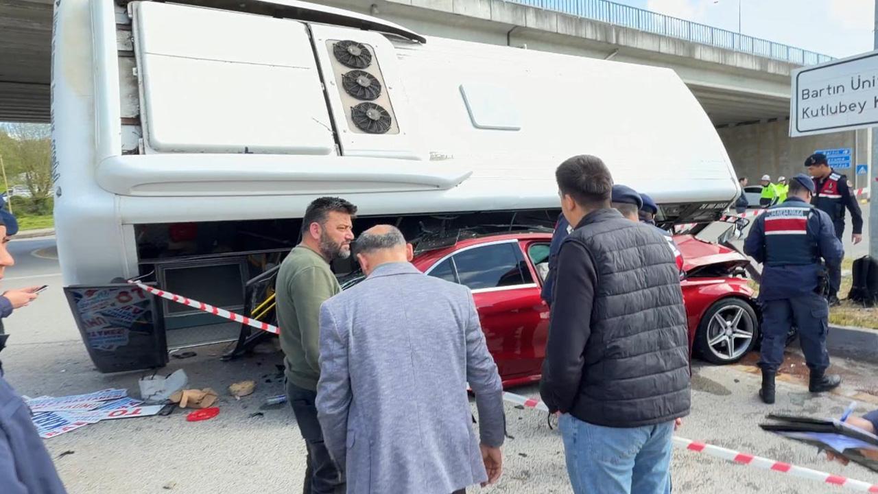 Bartın'da Korkunç Kaza! Halk Otobüsü Faciası: Otomobil Enkaz Altında!