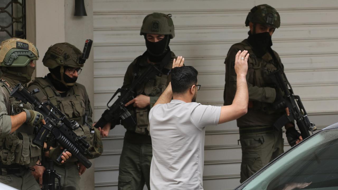 Batı Şeria'da Gözaltı Operasyonları Devam Ediyor