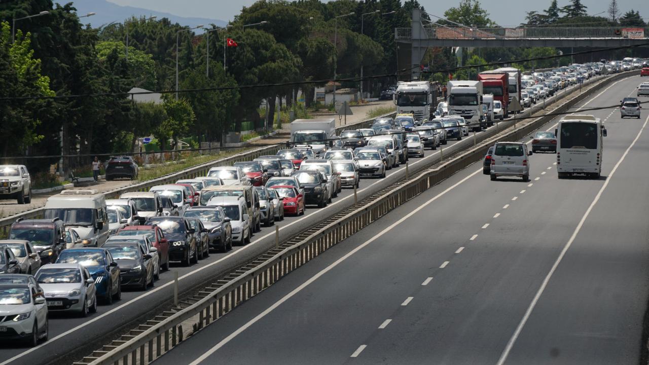 Bayram Bitti, İstanbul'a Dönüş Çilesi Başladı! Yollar Tıkandı, Tatilciler Perişan!