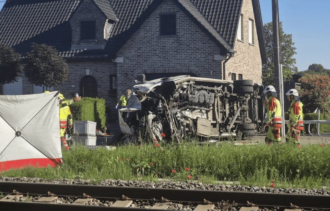 Belçika'da Kan Donduran Kaza! Tren Okul Otobüsüne Çarptı: Acı Haber Geldi!