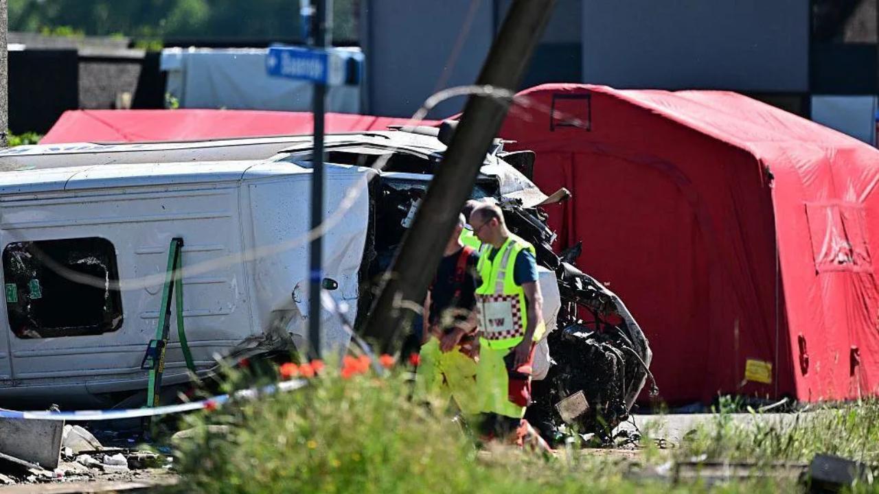Belçika'da Kan Donduran Kaza: Tren Okul Servisine Çarptı! Çok Sayıda Can Kaybı...