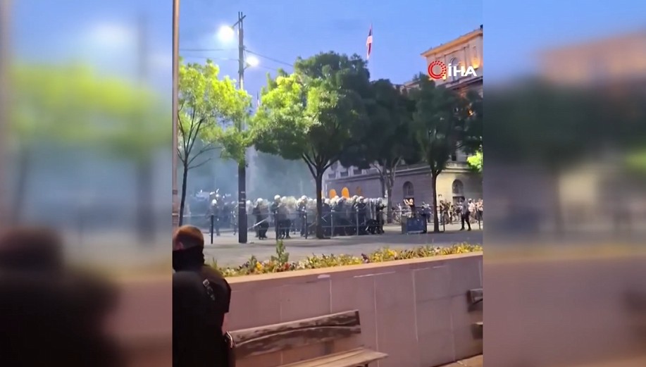 Belgrad Alev Alev! Sırbistan'da İktidar Sarsılıyor: Sokaklar Savaş Alanına Döndü!