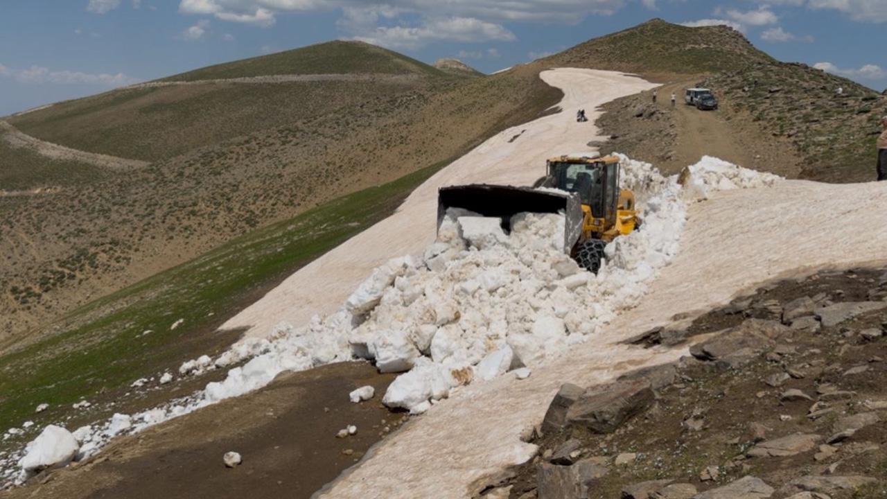 Bitlis'te Mevsim Normallerinin Ötesinde: Temmuz Ayında Kar Mesaisi