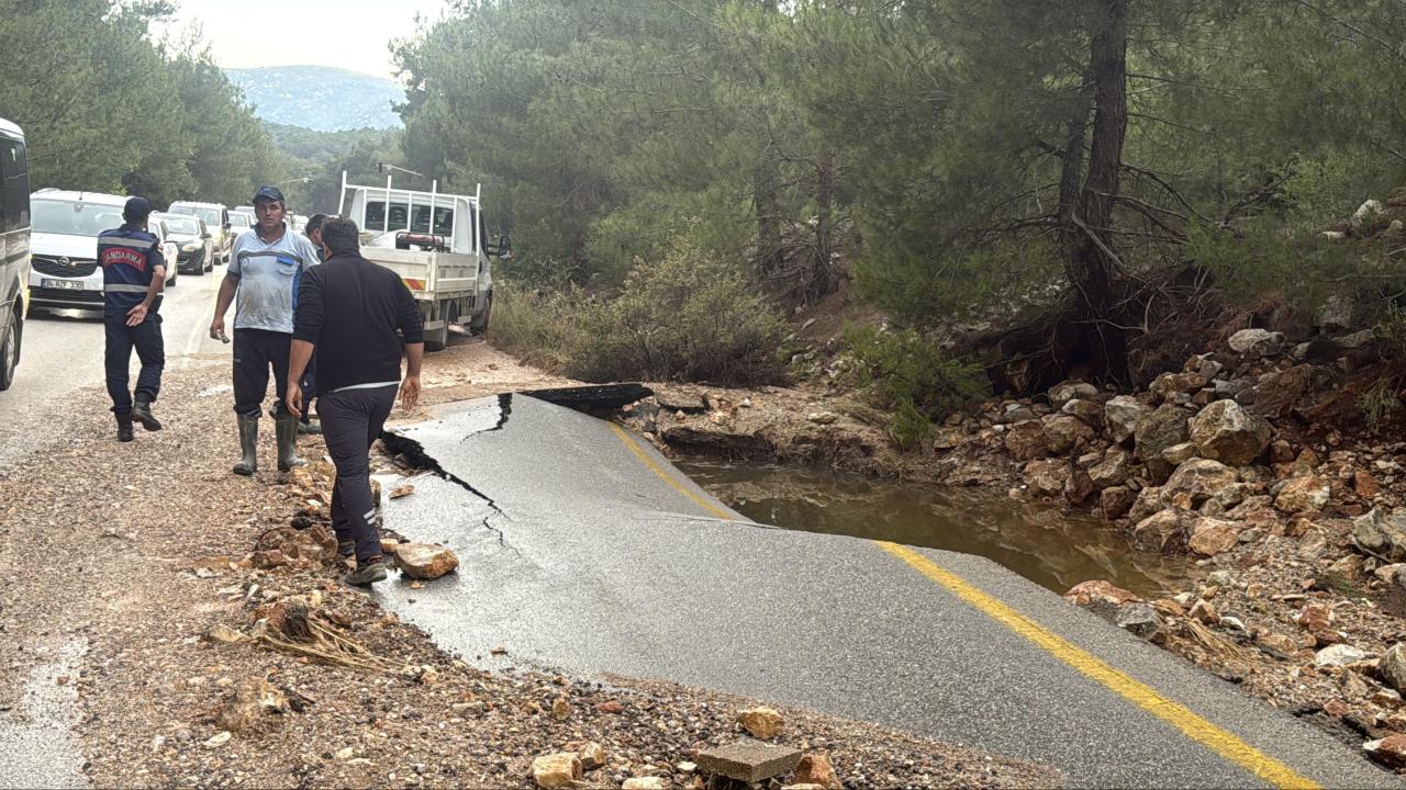 Bodrum Alarm Veriyor! İçme Suyu Hattı Patladı, Yollar Çöktü, Trafik Kilit!