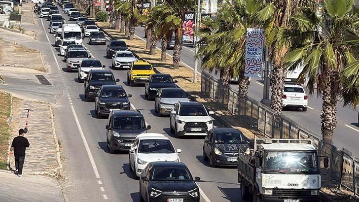 Bodrum'a Araç Girişi Rekor Kırdı! Tatilciler Akın Akın Geliyor, Trafik Felç!