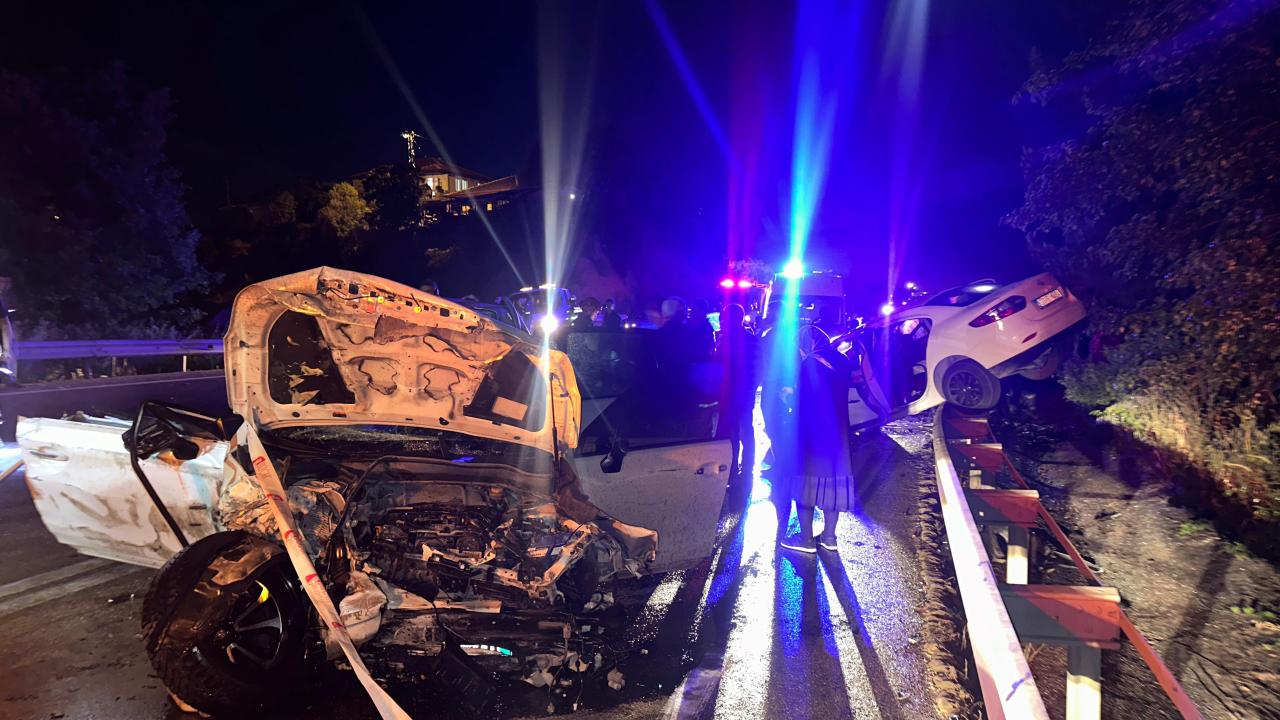 Burdur'da Korkunç Kaza: Hayat Durdu! 4 Can Kaybı, Ortalık Savaş Alanına Döndü