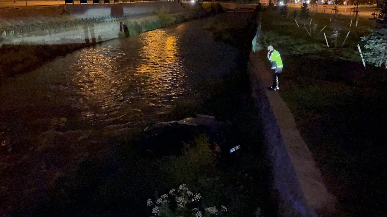 Bursa'da Akıl Almaz Kaza! Otomobil Dereye Uçtu, Sürücü Kayıplara Karıştı!