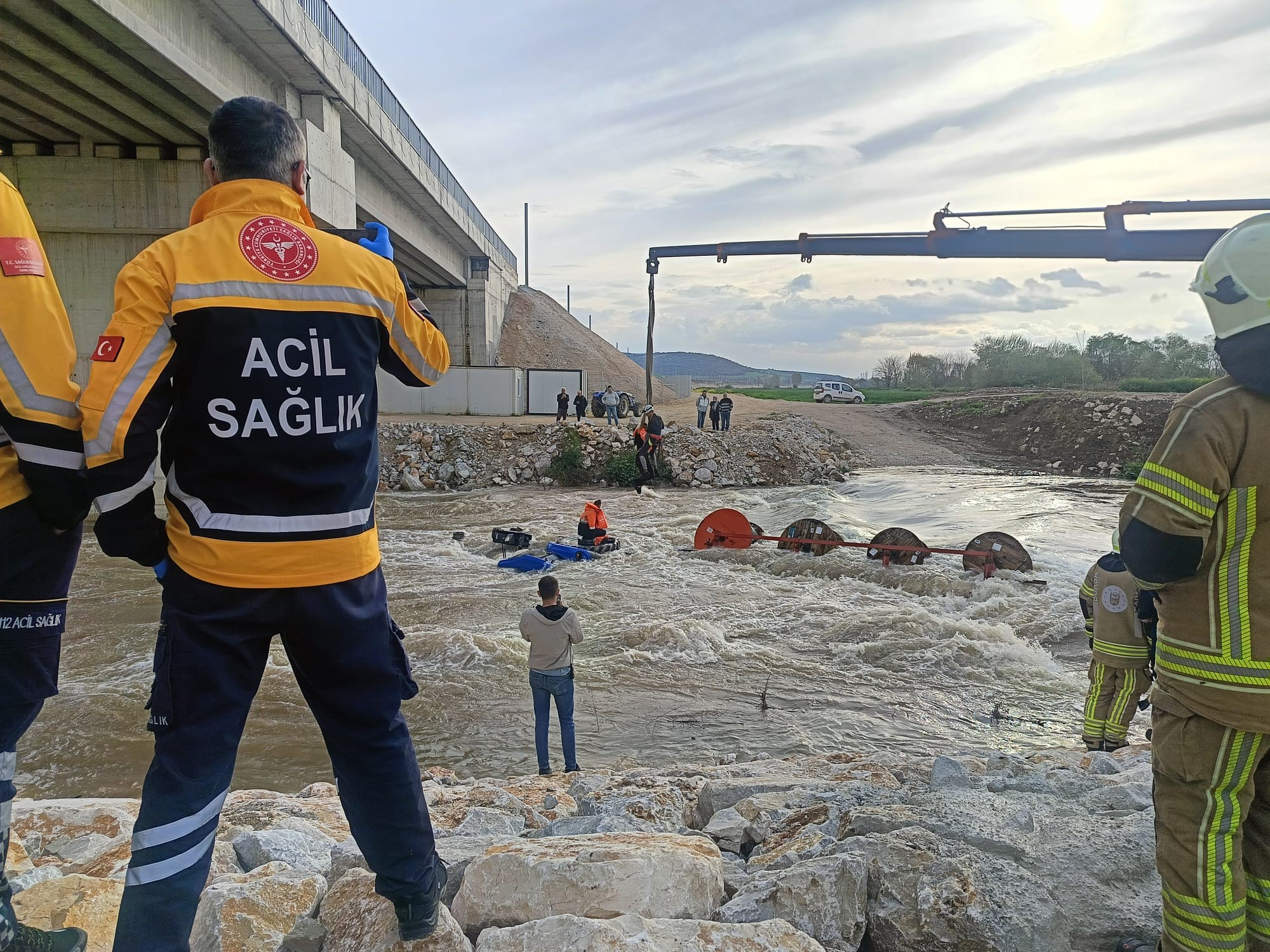 Bursa'da Akıl Almaz Kaza! Traktörle Dere Geçmeye Çalışan İşçiler Ölümden Döndü!