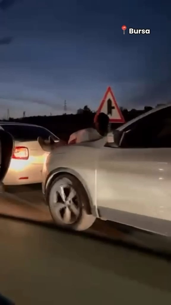 Bursa'da Akılalmaz Anlar! Halat Yerine İnsan Zinciriyle Otomobil Çektiler!