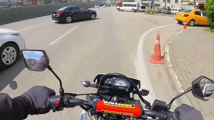 Bursa'da Yürekler Ağza Geldi! Motosiklet Sürücüsü Ölümden Döndü: İşte O Anlar!
