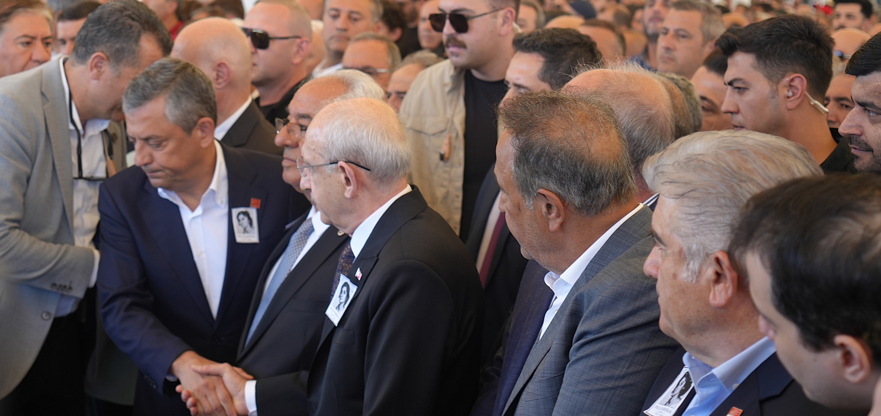 CHP'de Önemli Temas: Kılıçdaroğlu ve Özel Cenazede Bir Araya Geldi