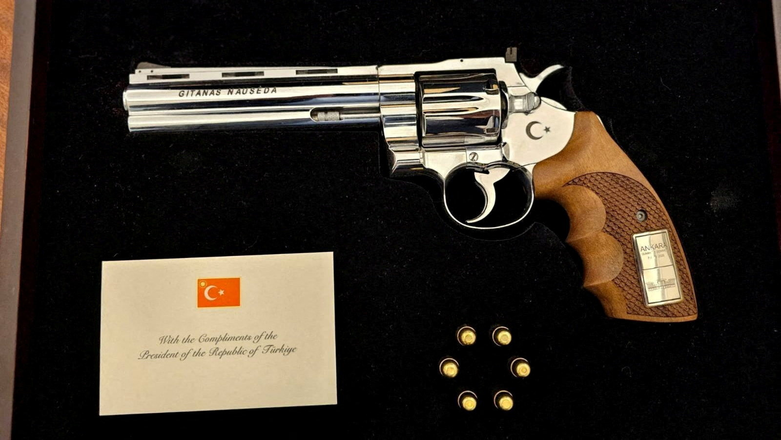 Cumhurbaşkanı Erdoğan'dan NATO Liderlerine Özel Üretim Hediye: Revolverlerin İlk Fotoğrafları