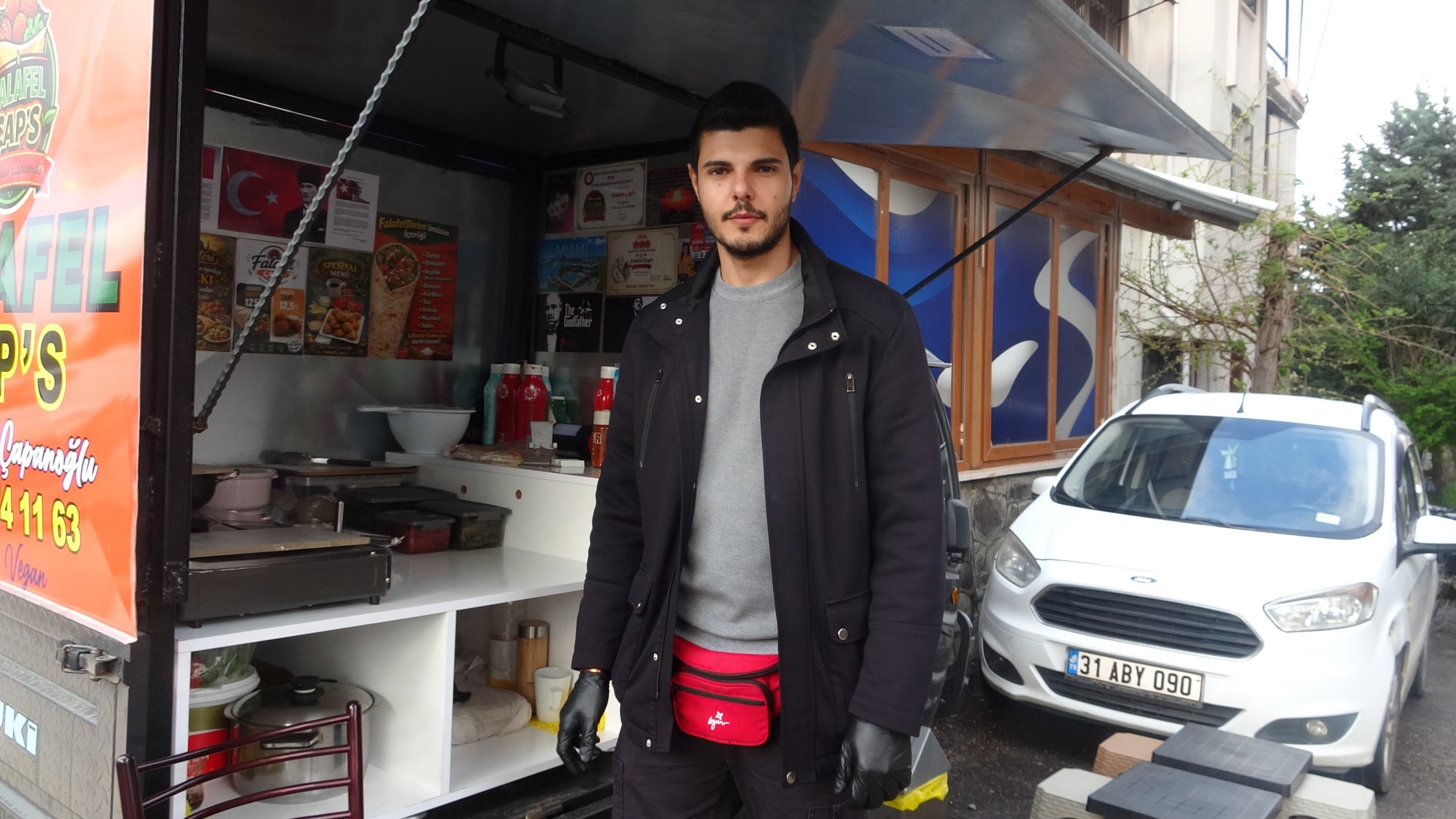 Depremzede Hayallerini Yıkıma Rağmen Gerçekleştiriyor! Seyyar Tezgahta Falafel Mucizesi!