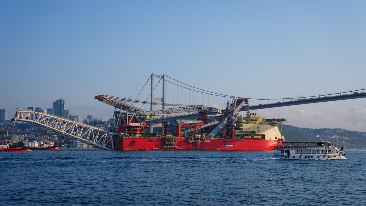 Dev Platform İstanbul Boğazı'nda: Doğal Gaz Boru Hattı Gemisi Geçiş Yaptı