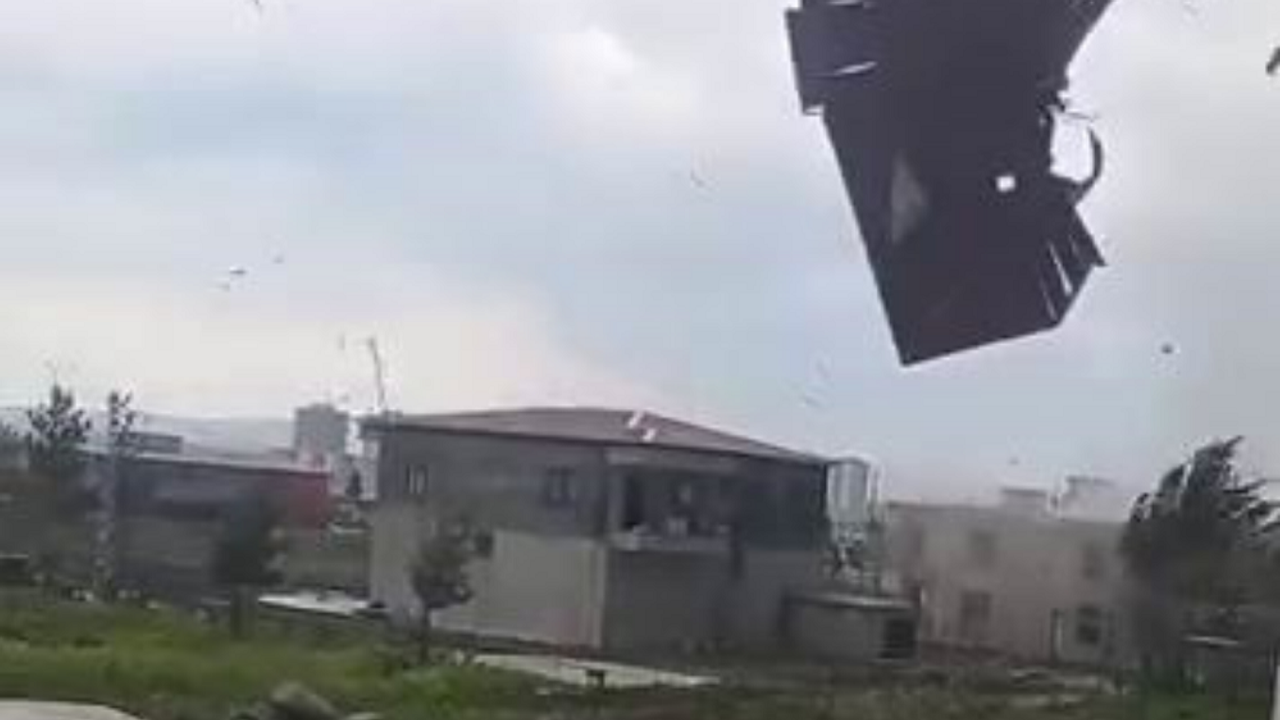 Diyarbakır'da Şiddetli Rüzgar Faciası! Evin Çatısı Uçtu, Fabrika Duvarına Çarptı!