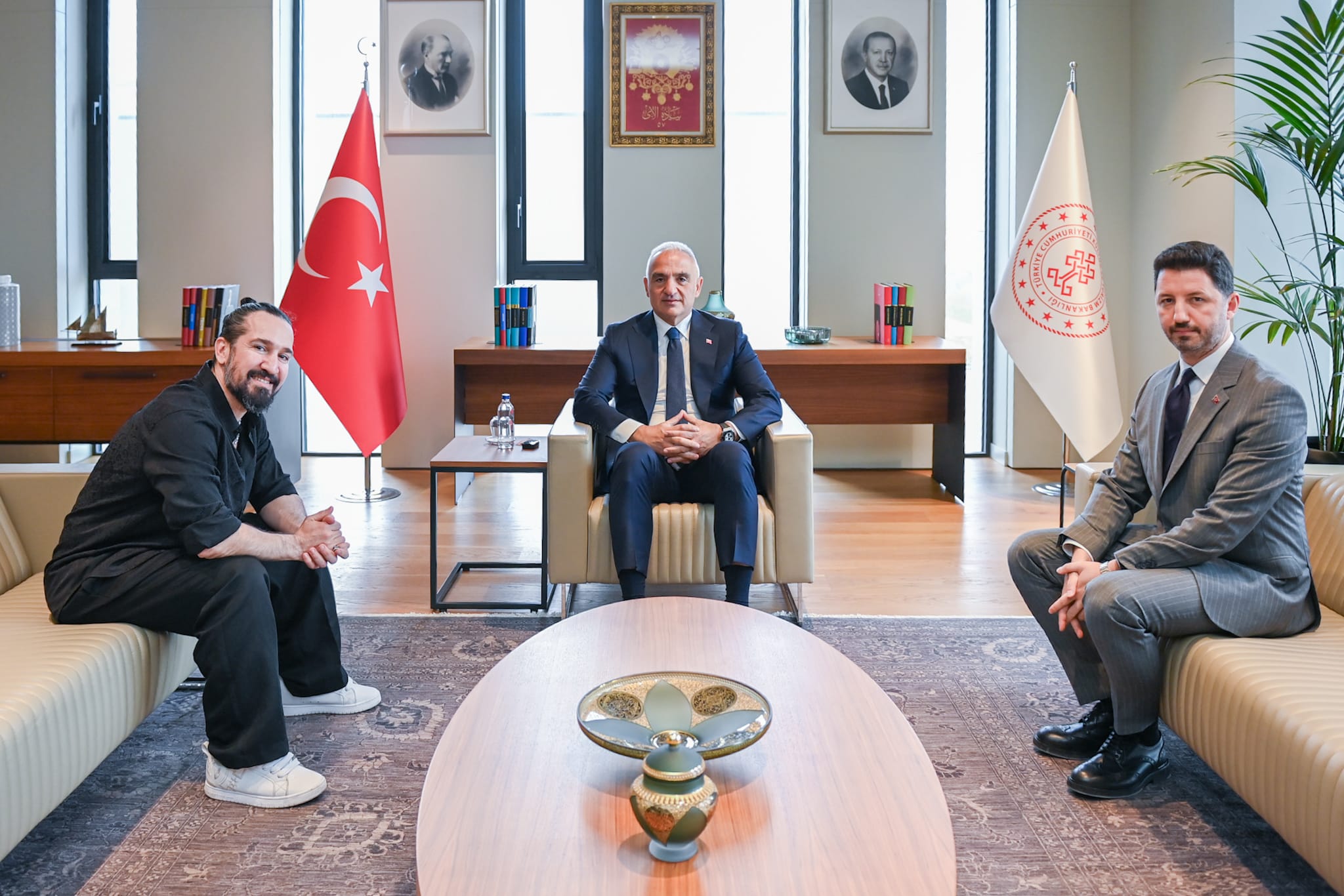 Doğukan Manço'dan Babası Barış Manço Hakkında Duygulandıran Ziyaret!