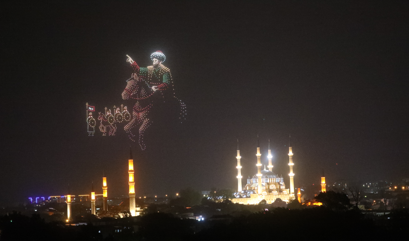 Edirne'de Fetih Coşkusu! Yağmura Rağmen Gökyüzü Bin Dronla Aydınlandı!