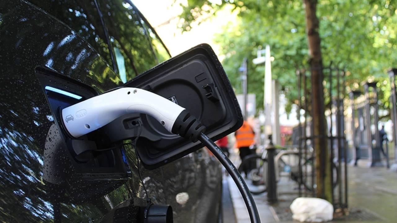 Elektrikli Araçlar Patladı! Benzinli ve Dizel Araçlara Şok Düşüş