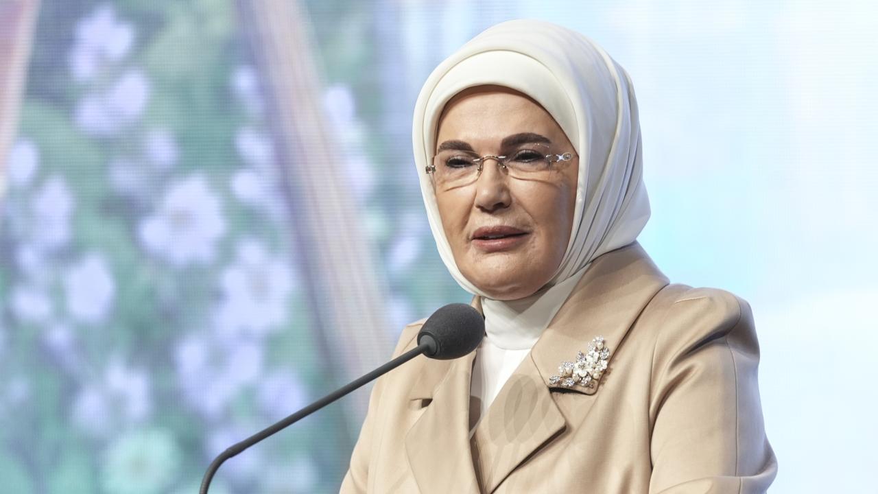 Emine Erdoğan'dan Kalpleri Isıtan 23 Nisan Mesajı: Çocuklarımızın Bayramı Kutlu Olsun!