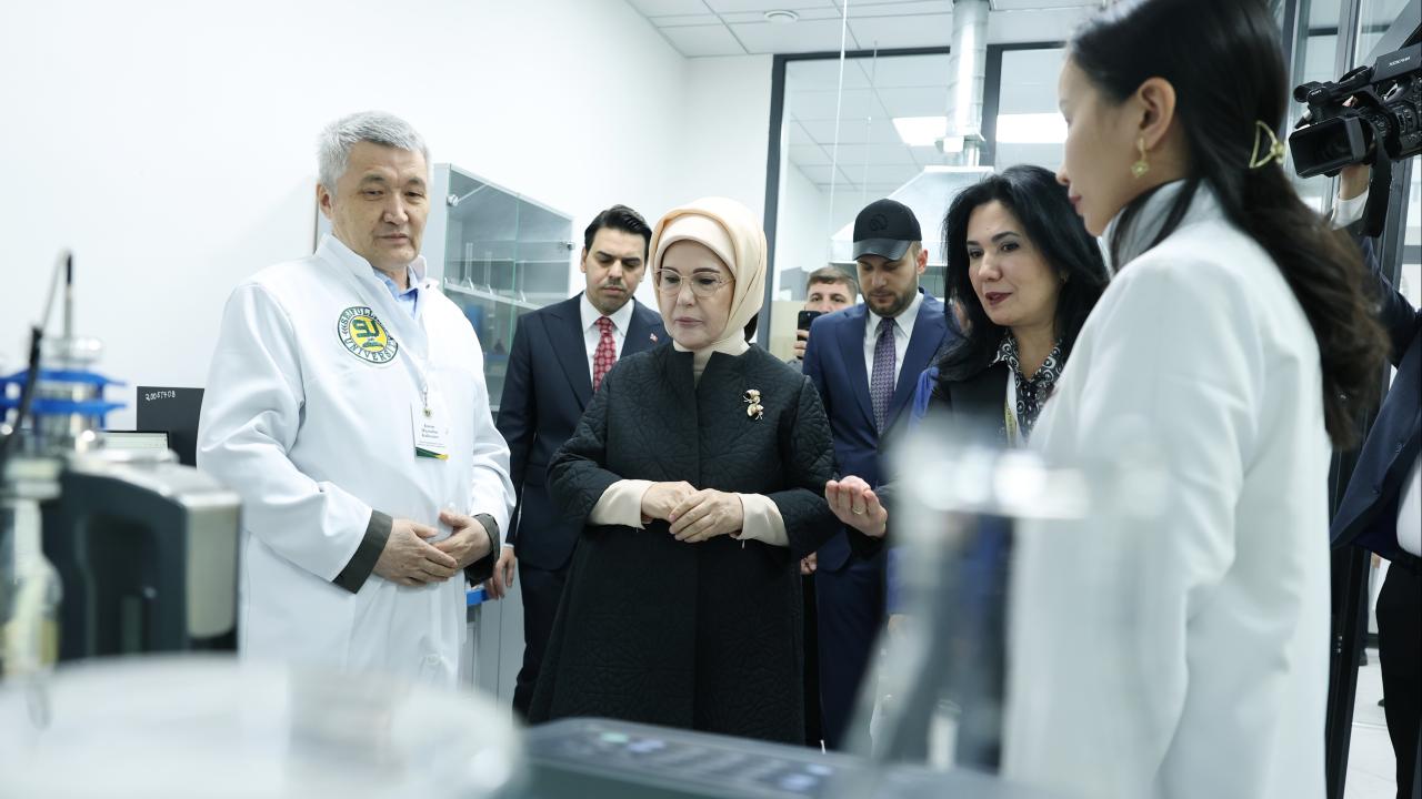 Emine Erdoğan'dan Kazakistan'da Çevreye Duyarlı Hamle: Sıfır Atık Laboratuvarı Açıldı!