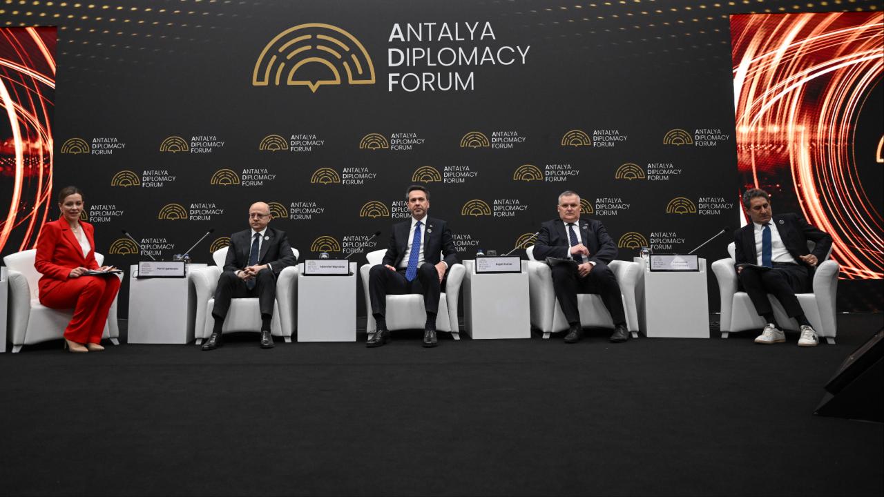 Enerji Bakanı'ndan Kritik Hamle: Türkiye Yenilenebilir Enerjide Çağ Atlayacak!