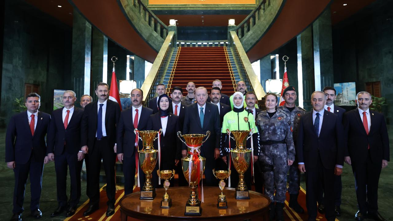 Erdoğan'dan Anlamlı Jest! Külliye'de Polis Teşkilatına Özel Karşılama!
