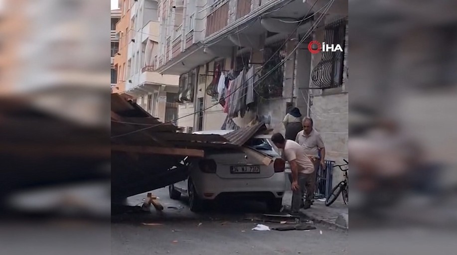 Esenler'de Şiddetli Fırtına: Binadan Kopan Çatı Sokağı Kapattı