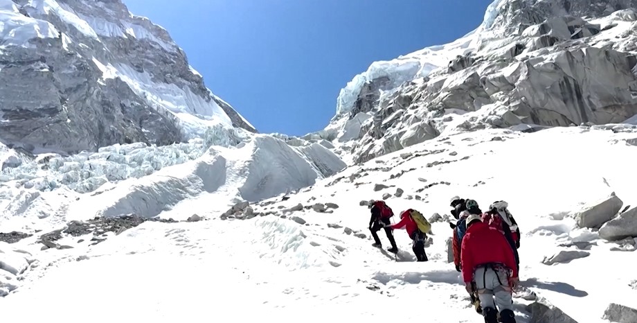 Everest'te İnanılmaz Rekor! 274 Cesur Yürek Tek Günde Zirveye Ulaştı! Bu Nasıl Başarı?