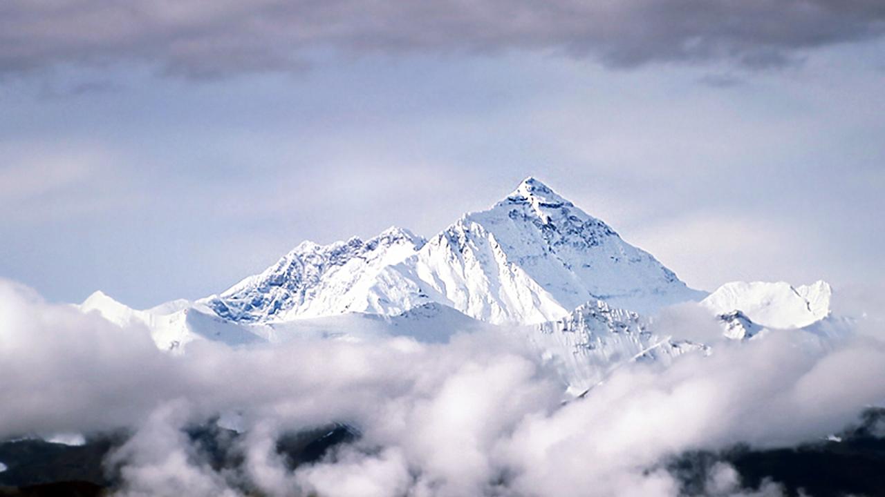 Everest'te İnanılmaz Rekor! Tek Günde Zirveye Çıkan Dağcı Sayısı Şaşkına Çevirdi!