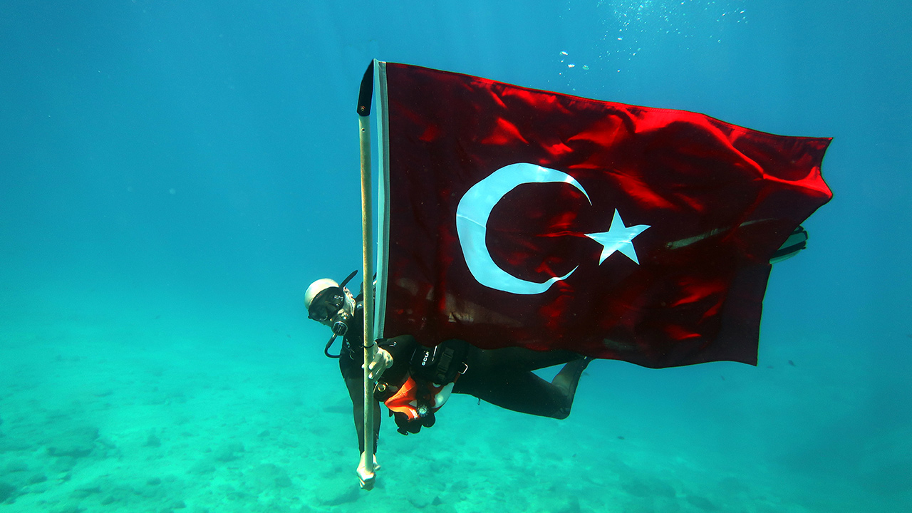 Fethiye'de Nefes Kesen Kutlama: Dalgıçlar 19 Mayıs'ı Deniz Altında Türk Bayrağıyla Taçlandırdı!