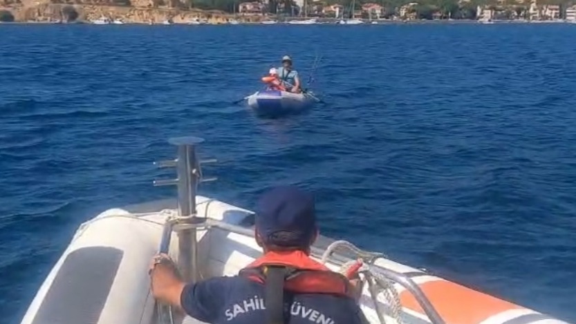 Foça'da Deniz Keyfi Tehlikeye Dönüştü: İki Kişi Sürüklenerek Kurtarıldı