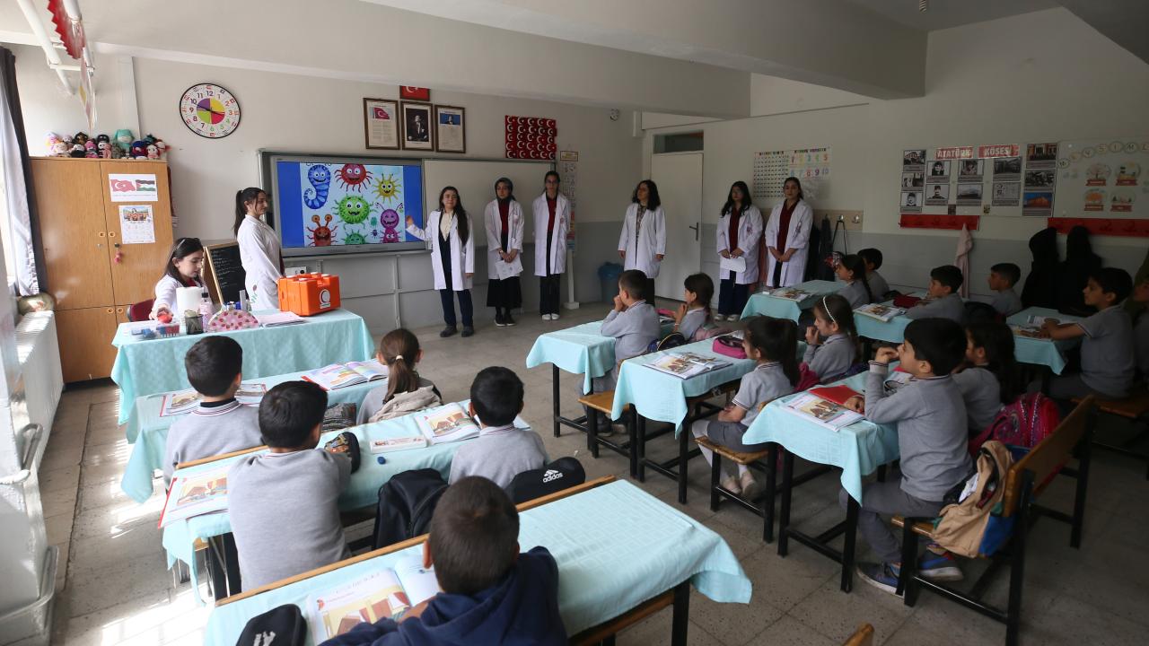 Geleceğin Doktorları Köylere Umut Taşıyor! Minik Kalplere İlk Yardım Dersi!