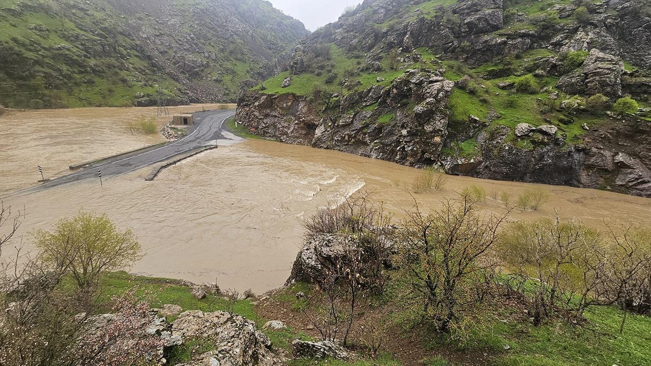 Hakkari'de Felaket! Dere Taştı, Yollar Kapandı! Şemdinli ve Derecik Arası Ulaşım Durdu!