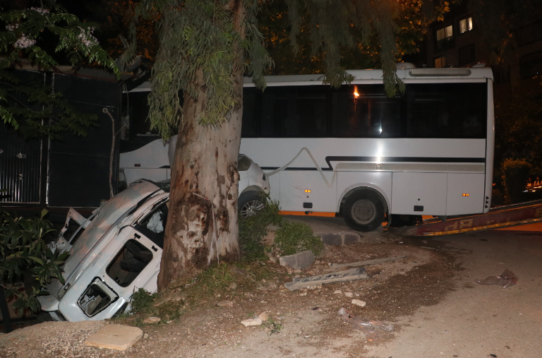 Hatay'da Korkunç Kaza! Minibüs Karşı Şeride Geçti, Ortalık Savaş Alanına Döndü!
